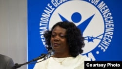 Berta Soler habla en la plenaria y el traductor Edgar Lamm