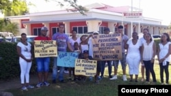 Grupo de cubanos protestan en Surinam.