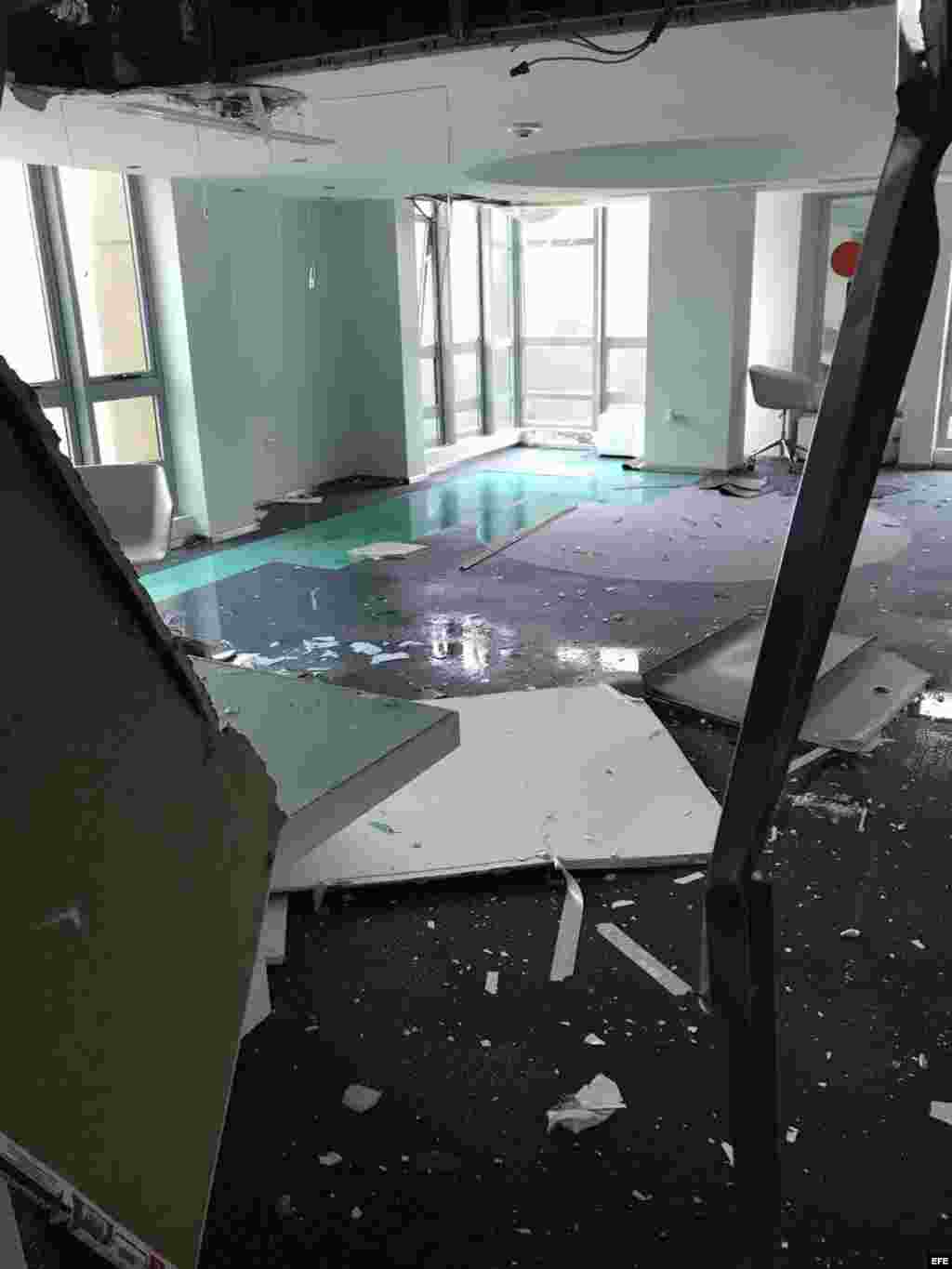 Vista de los daños causados en un edificio residencial tras el paso del huracán María en San Juan, Puerto Rico.