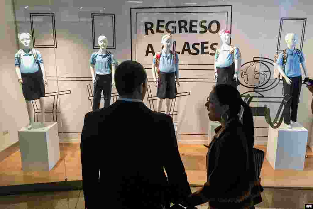 Un escaparate llama la atención en estos días en uno de los tantos centros comerciales de la capital venezolana, donde los maniquíes, lejos de mostrar nuevas prendas, destacan por las barrigas de las niñas de plástico, una iniciativa de la ONG "Contruyen