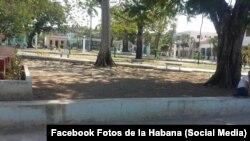 Los vecinos del Parque de Santos Suárez en La Habana, dicen que el sitio se transforma del día a la noche.