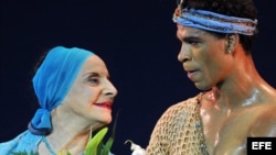 La directora del Ballet Nacional de Cuba, Alicia Alonso (i), saluda al público junto al bailarín Carlos Acosta (d) hoy, 15 de julio de 2009, durante una gala ofrecida en su honor por el Royal Ballet de Londres en La Habana (Cuba).