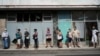 Una cola para comprar alimentos en La Habana. REUTERS/Alexandre Meneghini