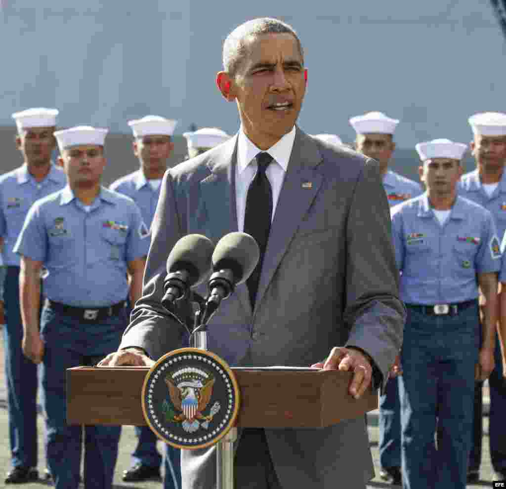 Barack Obama, el presidente estadounidense, ofrece una rueda de prensa en una base naval en Manila, Filipinas, después de visitar el buque BRP Gregorio de Pilar, el 17 de noviembre de 2015.