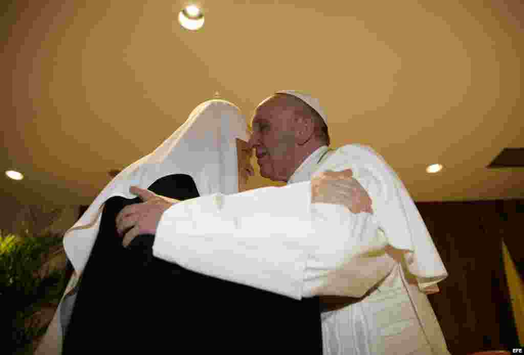 El papa Francisco se abraza con el patriarca ortodoxo ruso Kirill. EFE