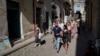 Un grupo de turistas rusos se pasea por las calles de La Habana durante la pandemia. REUTERS/Alexandre Meneghini
