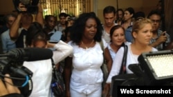 Damas de Blanco al salir del Arzobispado