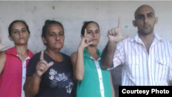 De izquierda a derecha, Adairis Miranda, Maidolis Leyva, Anairis Miranda y Fidel Batista Leyva.