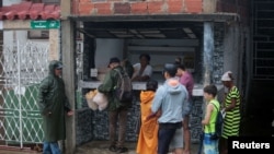 Cubanos compran pan mientras el huracán Helene pasa cerca de la costa cubana, en Pinar del Río, el 25 de septiembre de 2024. (REUTERS/Stringer)
