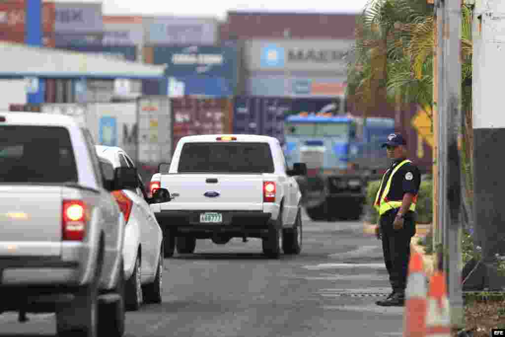 Un guardia de seguridad custodia la entrada donde el barco norcoreano Chong Chon Gang se encuentra atracado en el puerto de Manzanillo en la caribeña ciudad de Colón (Panamá).