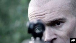 ARCHIVO - El exboina verde estadounidense Jordan Goudreau sostiene un fusil de asalto en un documental sobre su participación en un intento de golpe de Estado contra el presidente venezolano Nicolás Maduro. (Neon vía AP)