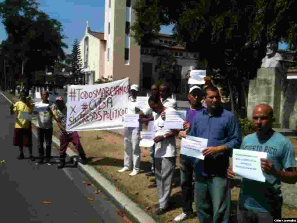 Activistas  en el Parque Gandhi para salir a la campaña #TodosMarchamos este domingo en que se cumple un año de represión de las marchas opositoras. Foto Angel Moya.