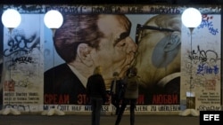 Vista de la instalación de luces que recorren el trazado del antiguo muro de Berlín en la capital alemana.