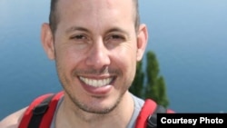 Ariel Ruiz Urquiola, biólogo del Centro de Investigaciones Marinas de la Universidad de La Habana, expulsado por supuestas ausencias al trabajo y por ofrecer entrevistas a medios de prensa en el extranjero.