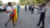 Un activista LGBTIQ discute con un policía el sábado 11 de mayo del 2019, durante la marcha contra la homofobia convocada por la sociedad civil.