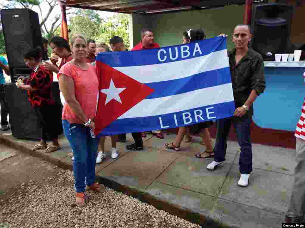 "Cuba libre", reza la bandera que sostienen los cristianos de la iglesia Fuego y Dinámica, a la que las autoridades en Camagüey le derribaron el techo al lugar de oración que construían en terrenos privados.