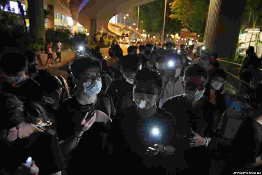 Manifestantes encienden velas LED en las afueras de Victoria Park, en Hong Kong, para conmemorar el aniversario de la represión militar contra un movimiento estudiantil a favor de la democracia en la plaza Tiananmen de Beijing.