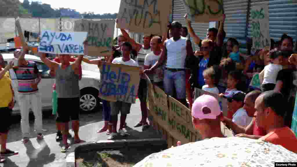 Migrantes cubanos en Panamá, que no fueron incluidos en los vuelos hacia México y otros que llegaron con posterioridad, buscan respuesta a su situación migratoria.