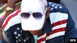 Un hombre usa una chaqueta con la bandera de estadounidense por una calle de La Habana.