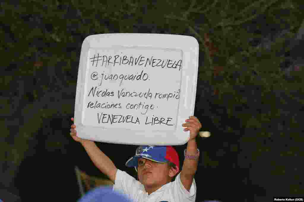 El pequeño Mauricio Finanzo, de 6 años, con un gran cartel en el que reitera su descontento con el régimen de Nicolás Maduro.