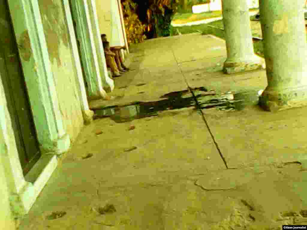 La estación de San Antonio de los Baños, en la provincia de Artemisa, amenaza con derrumbarse  de un momento a otro, destaca el reportero Misael Aguilar Hernández.