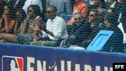 Barack Obama (c), su esposa, MIchelle Obama (3i, y sus hijas, Malia (i) y Sahsa (2i), y el mandatario cubano, Raúl Castro (3d), asisten al juego de béisbol entre el equipo de Cuba y los Rayos de Tampa Bay.