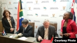 El embajador cubano en Pretoria, Carlos Fernández de Cossio (d) y el ministro de Comercio Rob Davies.