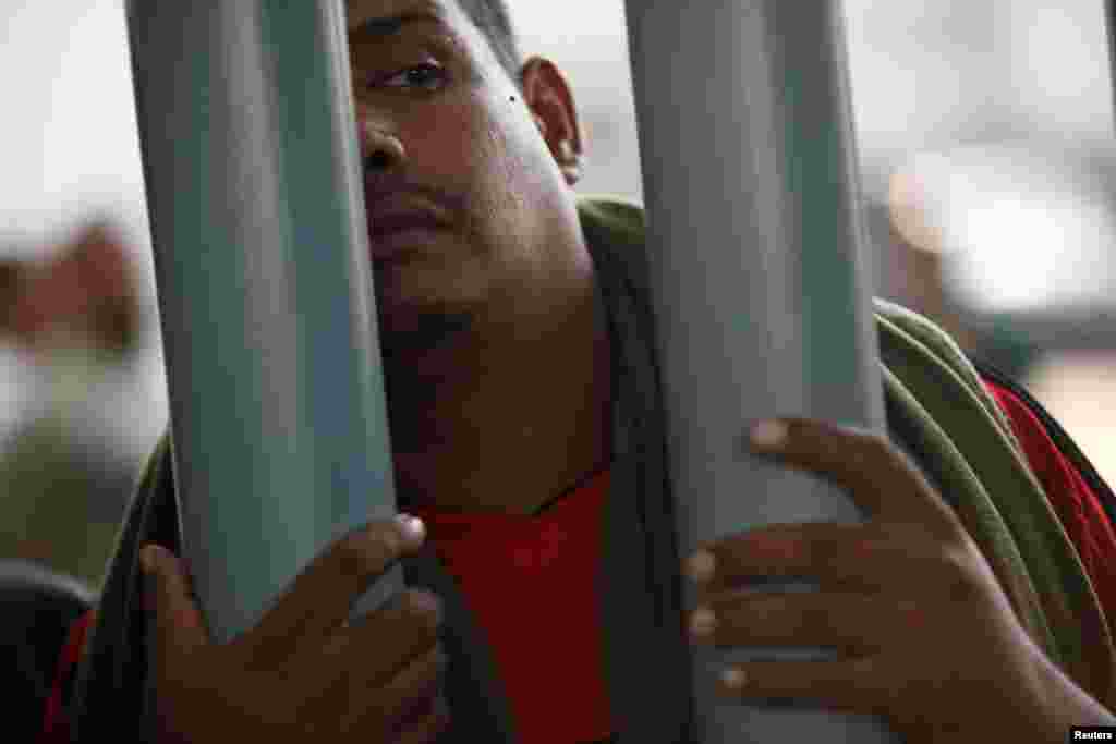 Cubanos escapan de la estación migratoria Siglo XXI en Tapachula, México.