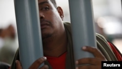 Un cubano en la estación migratoria Siglo XXI en Tapachula, México.