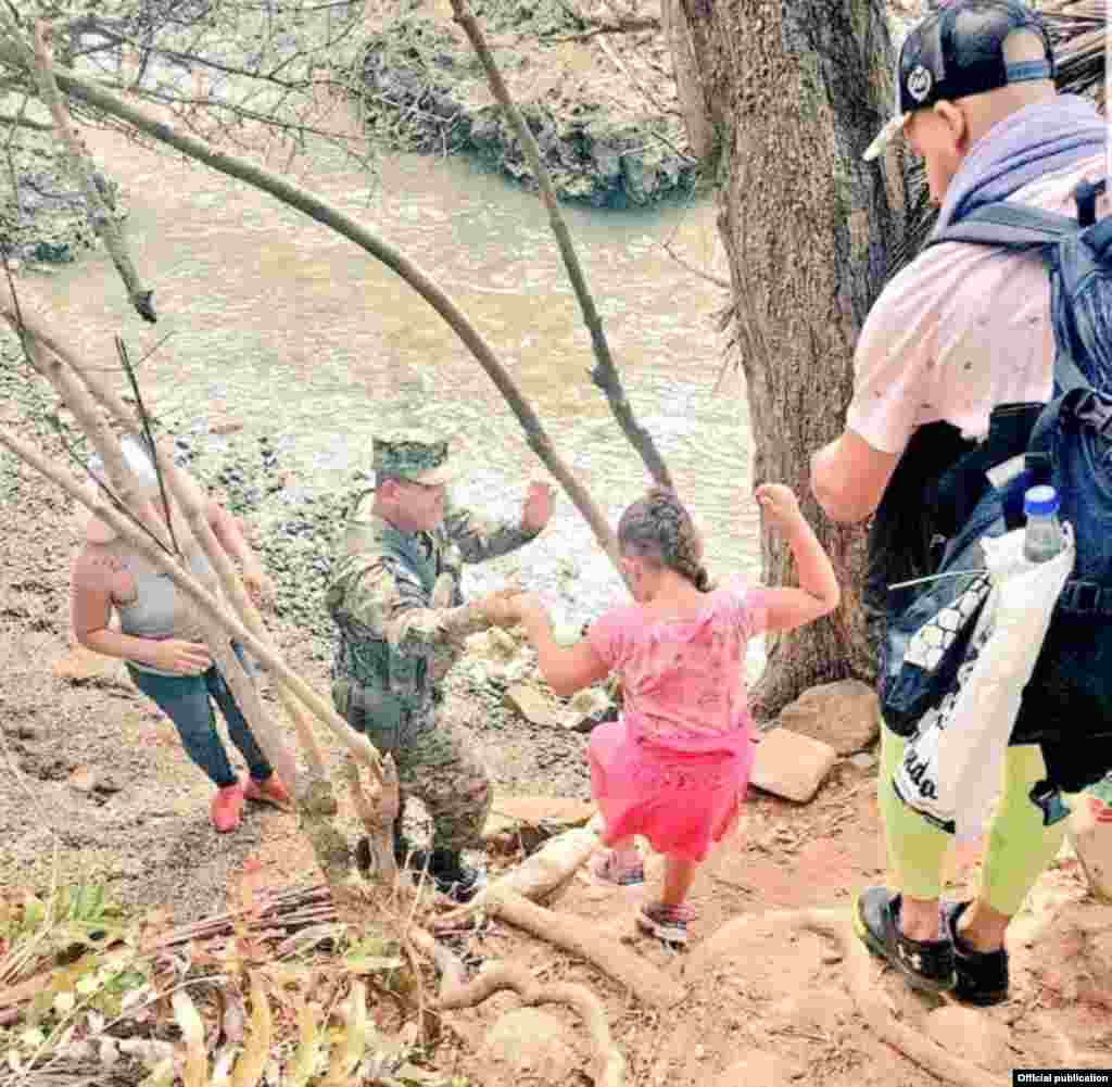 Caravana de migrantes cubanos en Panamá. Foto Servicio Nacional de Fronteras de la República de Panamá.