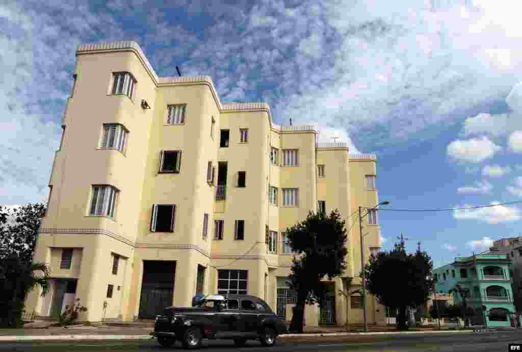 Fotografía de un edificio exponente de la arquitectura Art Deco. El Art Deco o Arte Nuevo, un estilo que marcó la arquitectura, la decoración y el diseño en las primeras décadas del siglo XX, dejó exponentes emblemáticos en Cuba y ahora los muestra en el
