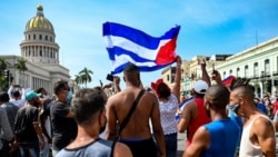Noticias de Cuba en 5 minutos | 02/11/2025 Cubanos frente al Capitolio de La Habana durante una manifestación contra el gobierno el 11 de julio de 2021.
Foto de YAMIL LAGE / AFP