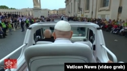 El Papa Francisco recorre por última vez la Plaza de San Pedro en el papamóvil, este Domingo de Resurrección, horas antes de su fallecimiento. (Captura de video/Vatican News)