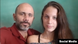 Los periodistas de La Hora de Cuba, Henry Constantín Ferreiro y Neife Rigau.