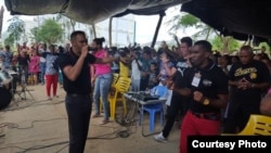 Religiosos en Cuba realizan sus encuentros bajo un techo improvisado luego de la destrucción de la casa templo. (Archivo)