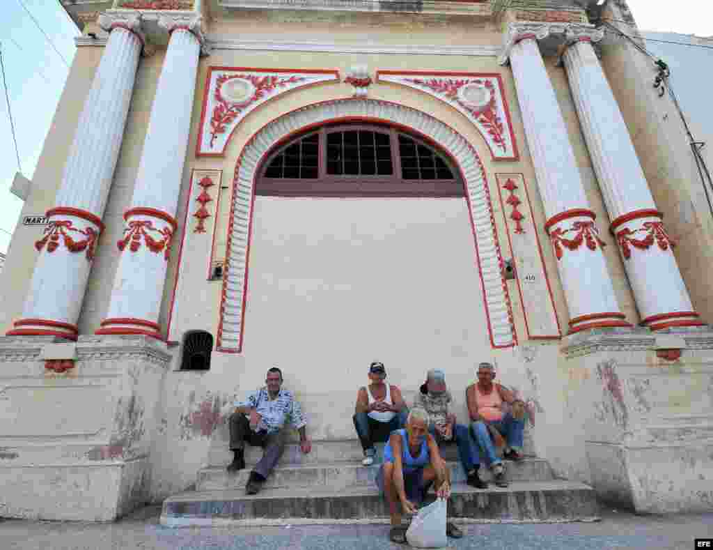 Varios ancianos conversan en la puerta de un antiguo teatro en el poblado de Regla, en La Habana. Foto Archivo. La población cubana es la más longeva de América, con un 18 % de los habitantes en la tercera edad.