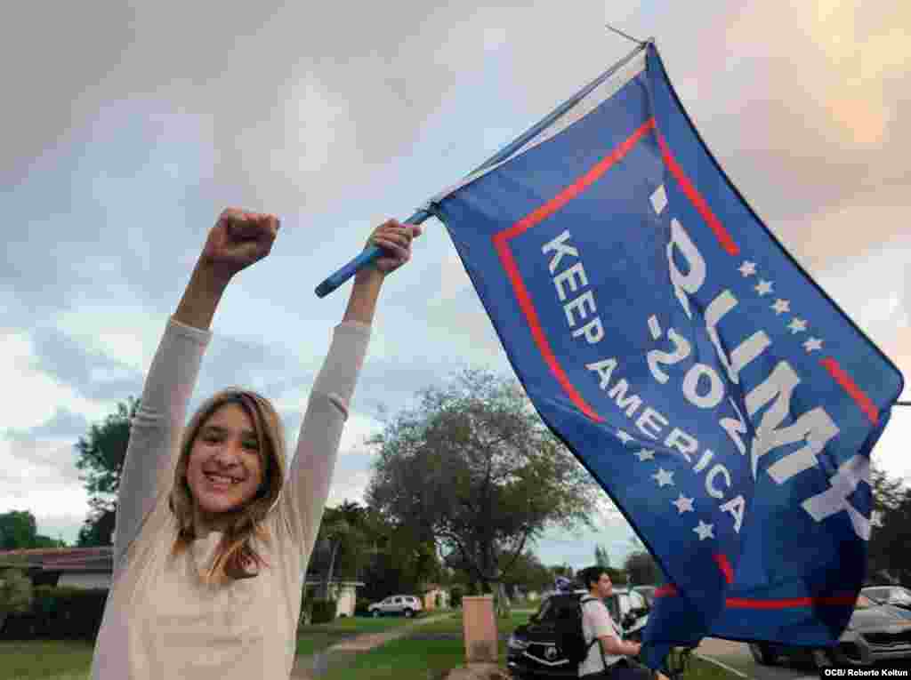 Partidarios a la reelección del Presidente Trump en la Biblioteca de Coral Gables.