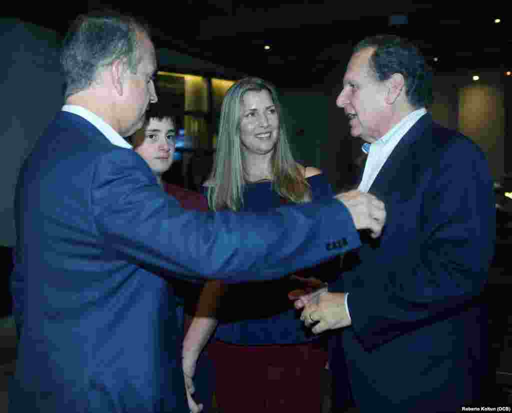 De izquierda a derecha, el congresista Mario Diaz-Balart, su pequeño hijo Christian, su esposa Tia y su hermano, el excongresista republicano Lincoln Diaz-Balart, celebraron el triunfo en las elecciones del 6 de noviembre de 2018.