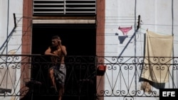 Un hombre observa desde un balcón en La Habana (Cuba).