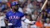 Adolis García, de los Rangers de Texas, batea durante la tercera entrada en partido de béisbol contra los Astros de Houston el 2 de abril de 2024. (AP Foto/Kevin M. Cox)