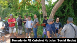 Cubanet documentó la reunión de masones frente a la estación policial de de Acosta y Diez de Octubre.