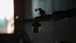 El agua escasea en hogares de la capital cubana, pero también en Santiago de Cuba, mientras abundan salideros de aguas claras y albañales. El agua escasea en hogares de la capital cubana, pero también en Santiago de Cuba, mientras abundan salideros de aguas claras y albañales.