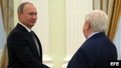 El gobernador del estado de Virginia (EEUU), Terry McAuliffe (d), conversa con el rector de la Universidad de La Habana (Cuba), Gustavo Cobreiro Suárez (i), durante una visita hoy, lunes 04 de enero de 2016, en La Habana.