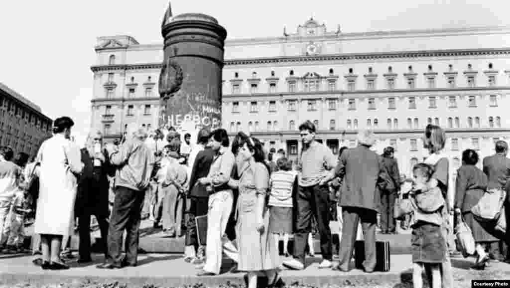 La Plaza Lubianka sin la estatua de Dzerzhinski en agosto de 1991.