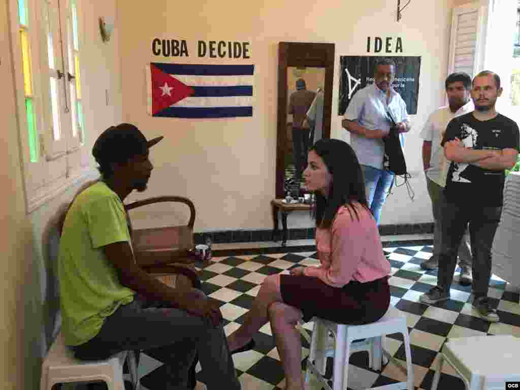 Rosa María Payá escucha a un activista que explica detalles del operativo policial para impedir la asistencia de invitados al Premio Payá. (Foto: Iván García)