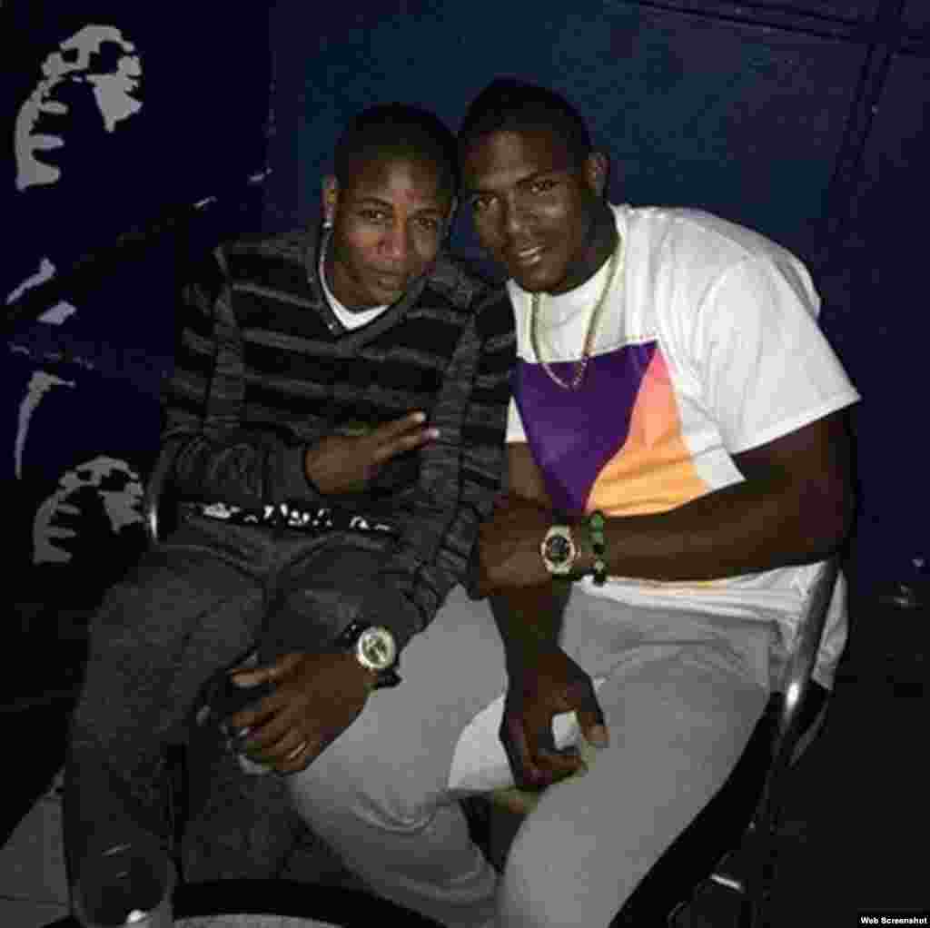 Yasiel Puig escribió en Facebook: "Con mi hermano, en Cubita la bella".
