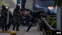 Un agente se enfrenta con manifestantes hoy, miércoles 19 de abril de 2017, en Caracas (Venezuela).