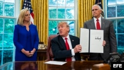Trump firma una orden para dejar de separar a niños inmigrantes de sus padres.