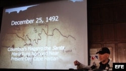 El explorador submarino Barry Clifford habla en una rueda de prensa en Nueva York sobre el hallazgo de los supuestos restos de la carabela Santa María.