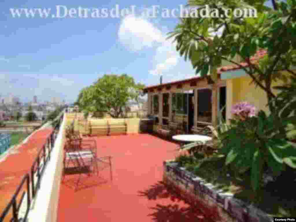 Un joven cubano atiende en su negocio de reparaciones de Iphones, en La Habana.